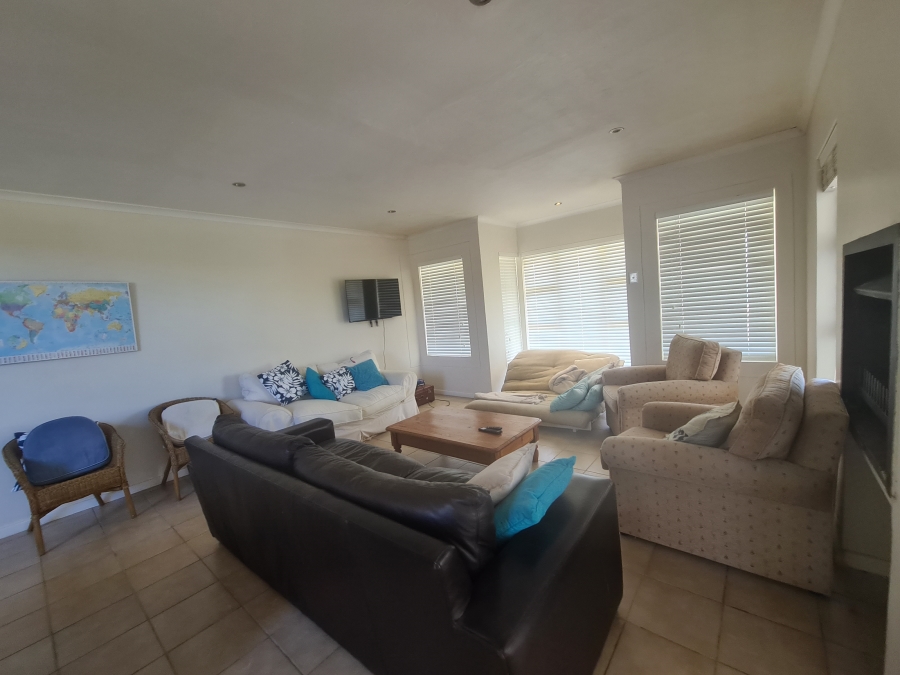 To Let 4 Bedroom Property for Rent in Vleesbaai Western Cape